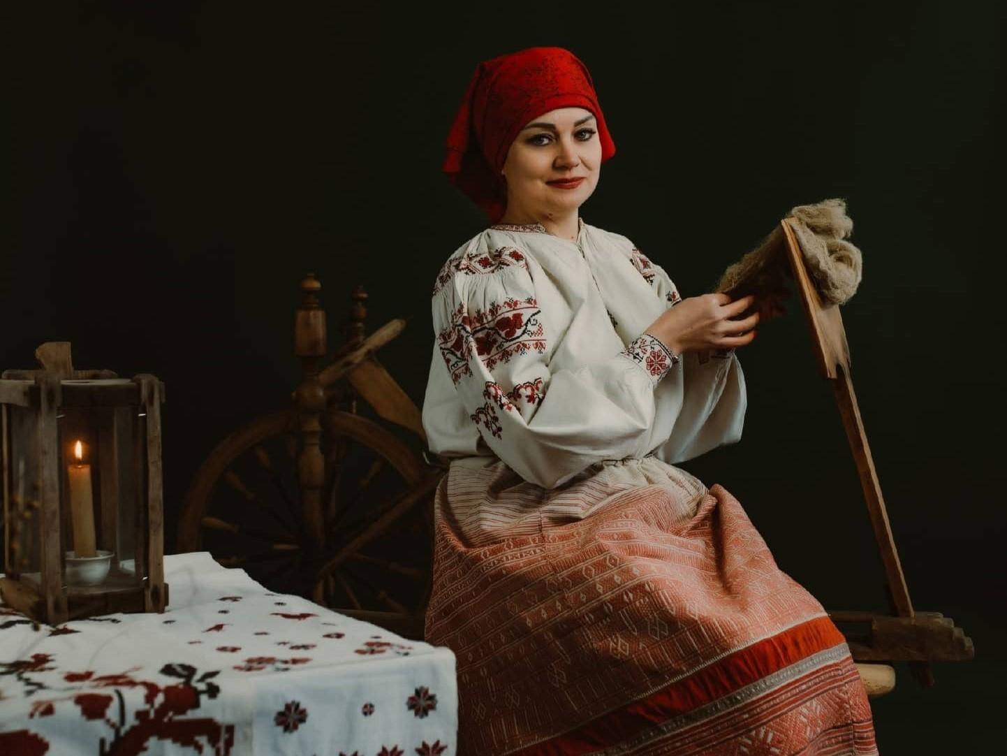 Виртуальная галерея народного костюма: «Мастерица со светильцем»