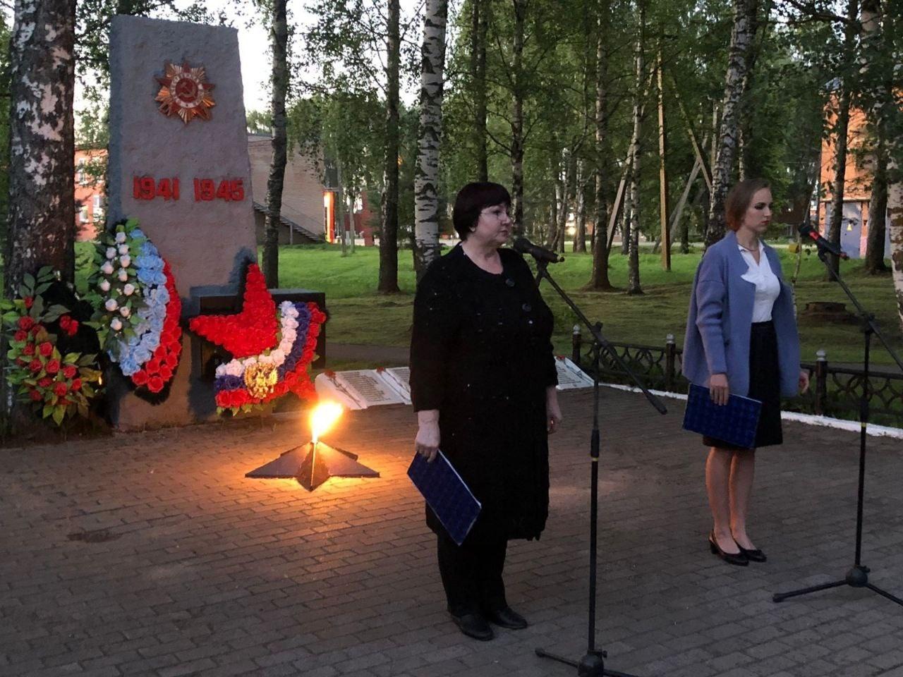 Торжественное возложение цветов «Помним всех поименно посвященное Дню памяти и скорби»