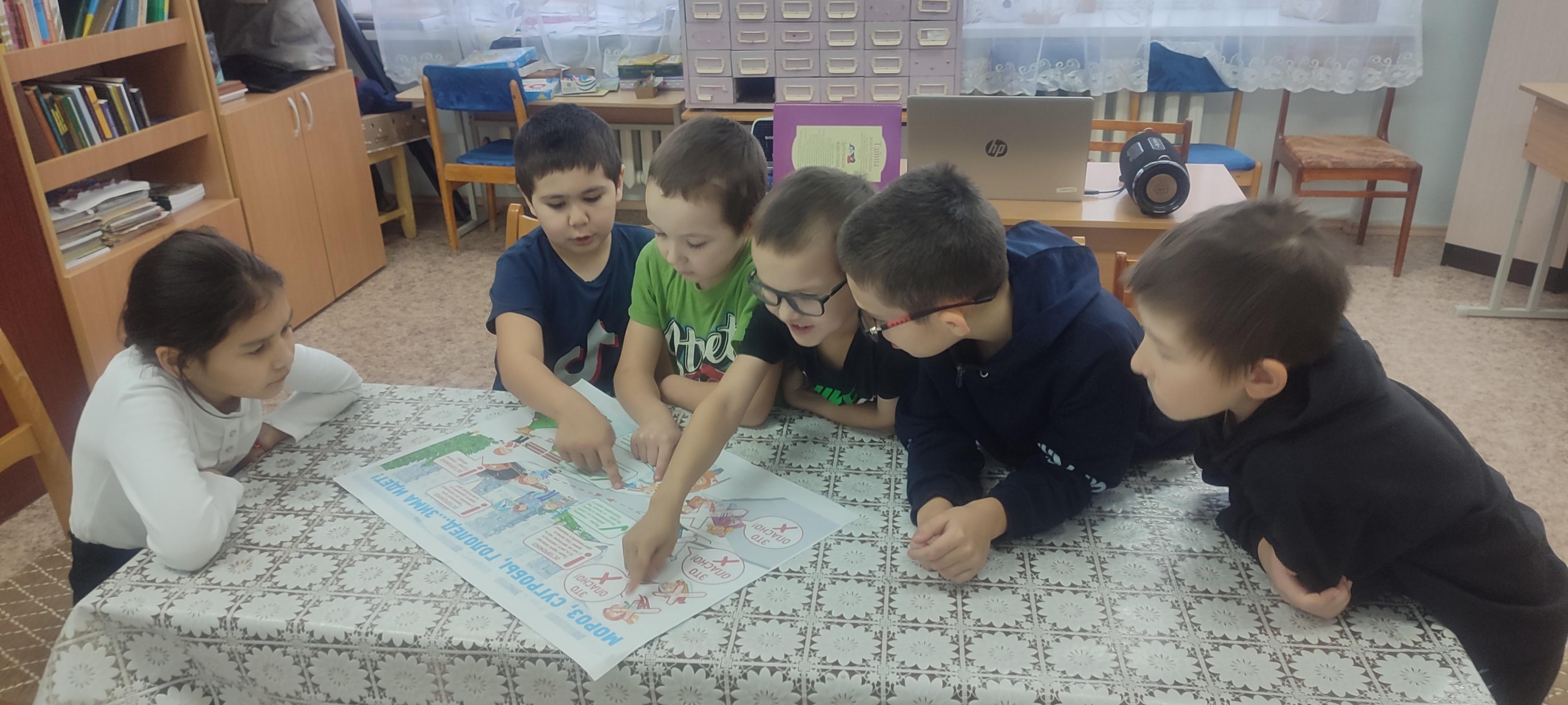 Тематическая выставка «Безопасные каникулы»