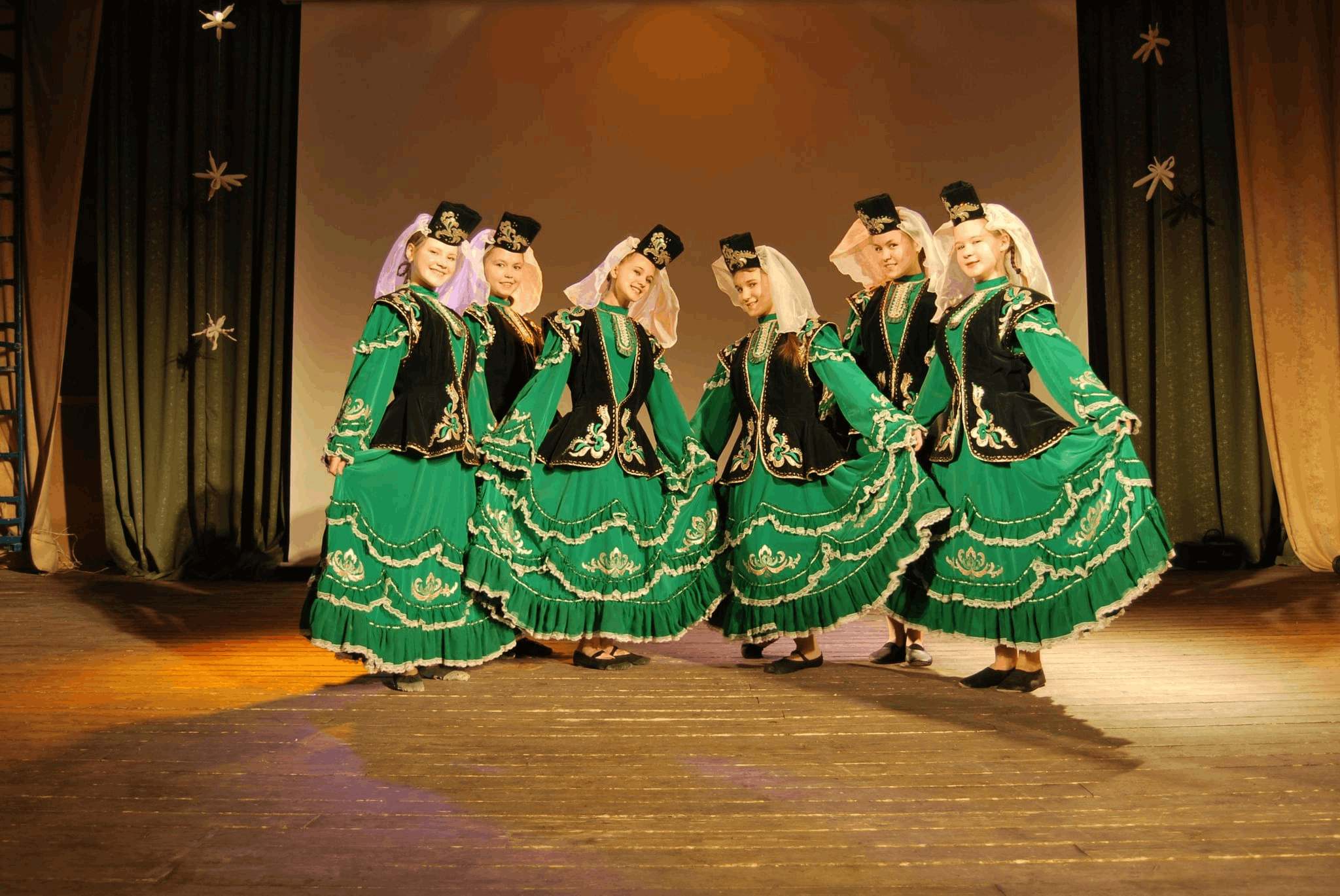 Халык бию. Халык бию. Ансамбль татарского танца ильдан. Татарский танцевальный костюм. Татарский танец.