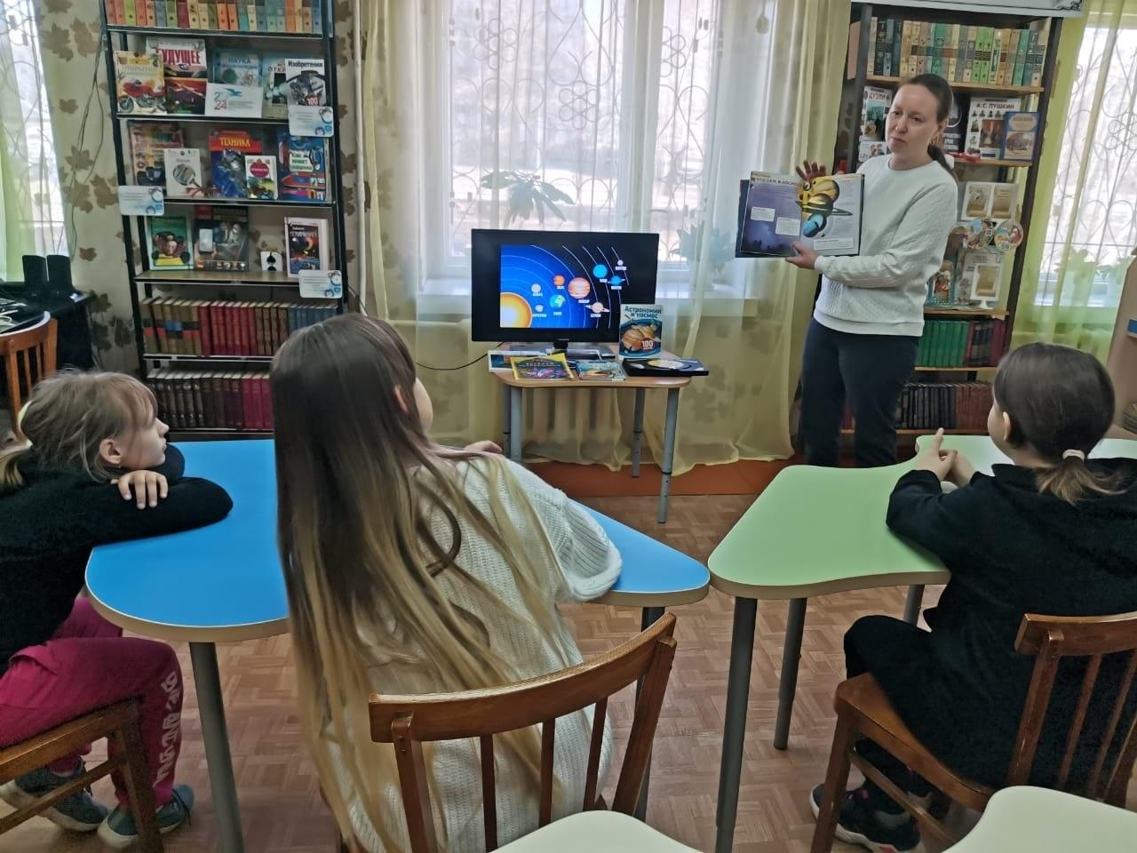 Книжная выставка «Дорога в космос начинается в библиотеке»