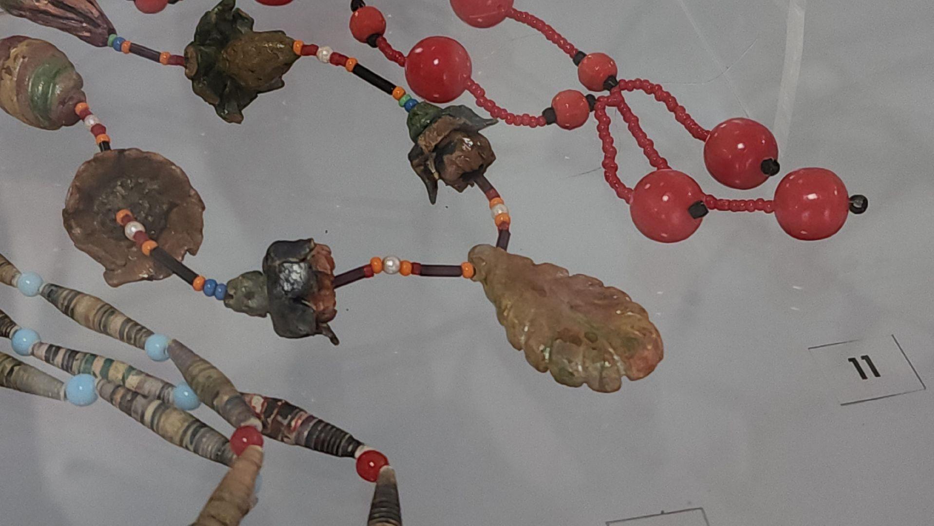 Выставка «Блеск и нищета бижутерии»