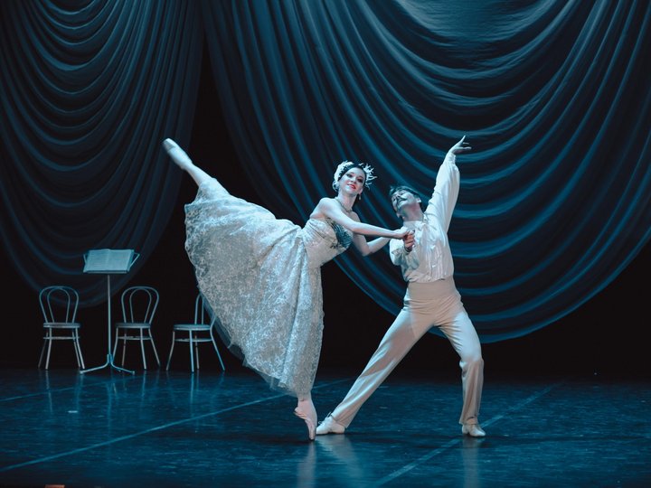 Вальс театр. Вальс в театре. Вальс саратовский. Севастопольский вальс оперетта театр музыкальной комедии. Театр музкомедии севастопольский вальс.