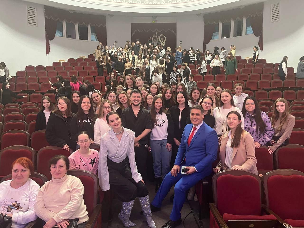 Программа «Кино и музыка. Легендарные песни любимой страны»