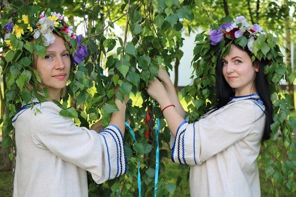 «Как на троицу народ собрался в хоровод»