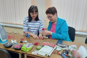 Мастер-класс «Брошь из атласных лент»