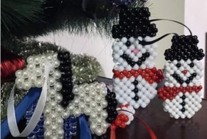 Выставка Евгении Сырбу «Новогодние игрушки из бусин»