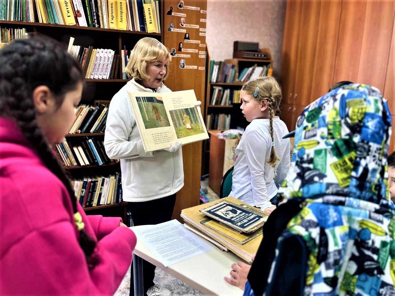 Книжная выставка «Солнечная весна Гамиля Афзала»