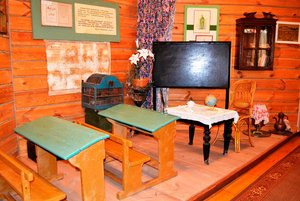 «За закрытой дверью»