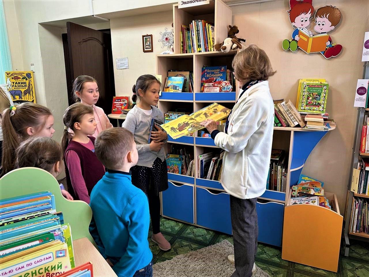 Книжная выставка «Вечные мелодии Рустема Яхина»