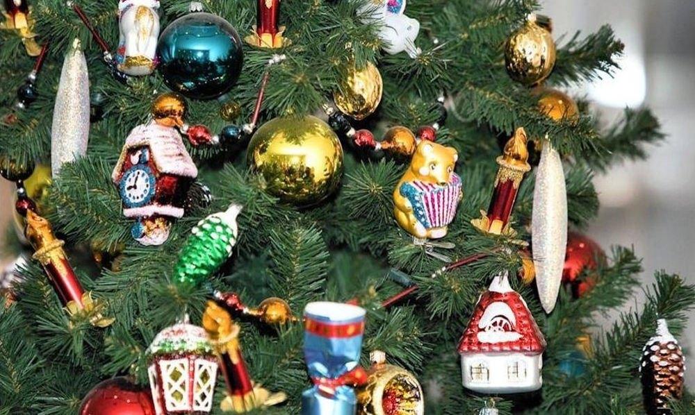 Минивыставка «Елочные чудеса: открытки и игрушки прошлых лет»