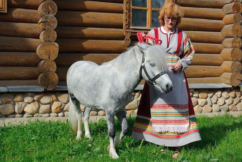 Катание верхом на пони на Конюшенном дворе