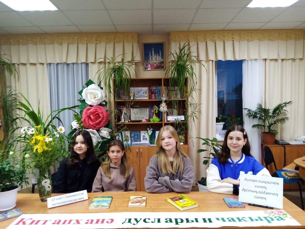 «Яркие краски библиотечной профессии» ко Дню библиотек в сельской библиотеке.