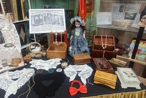 Выставка «Красота в мелочах: женские аксессуары XX столетия»