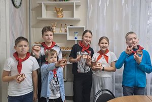 Занятие для детей в отделе народных художественных промыслов