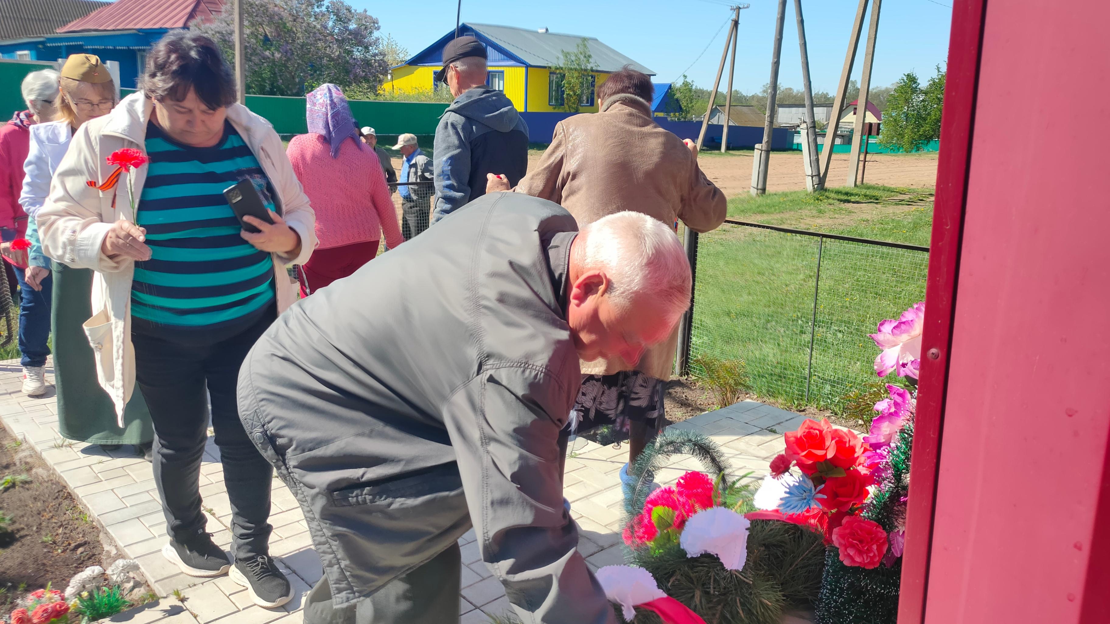 Возложение цветов к стеле воинам-односельчанам «Мы помним тебя, солдат!»