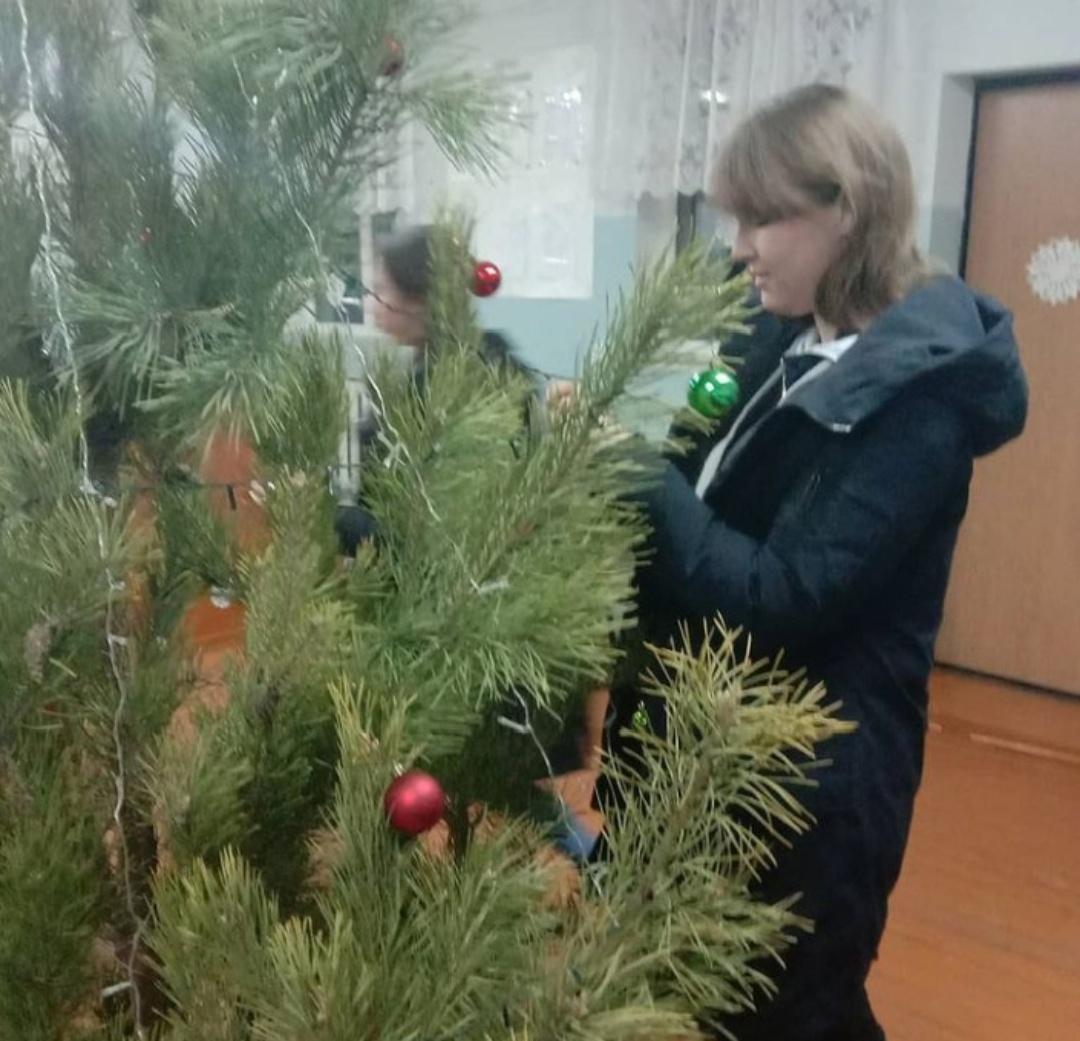 В свете ёлочных огней» украшение ёлки игрушками