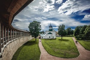 Экспозиция ансамбля Изборской крепости