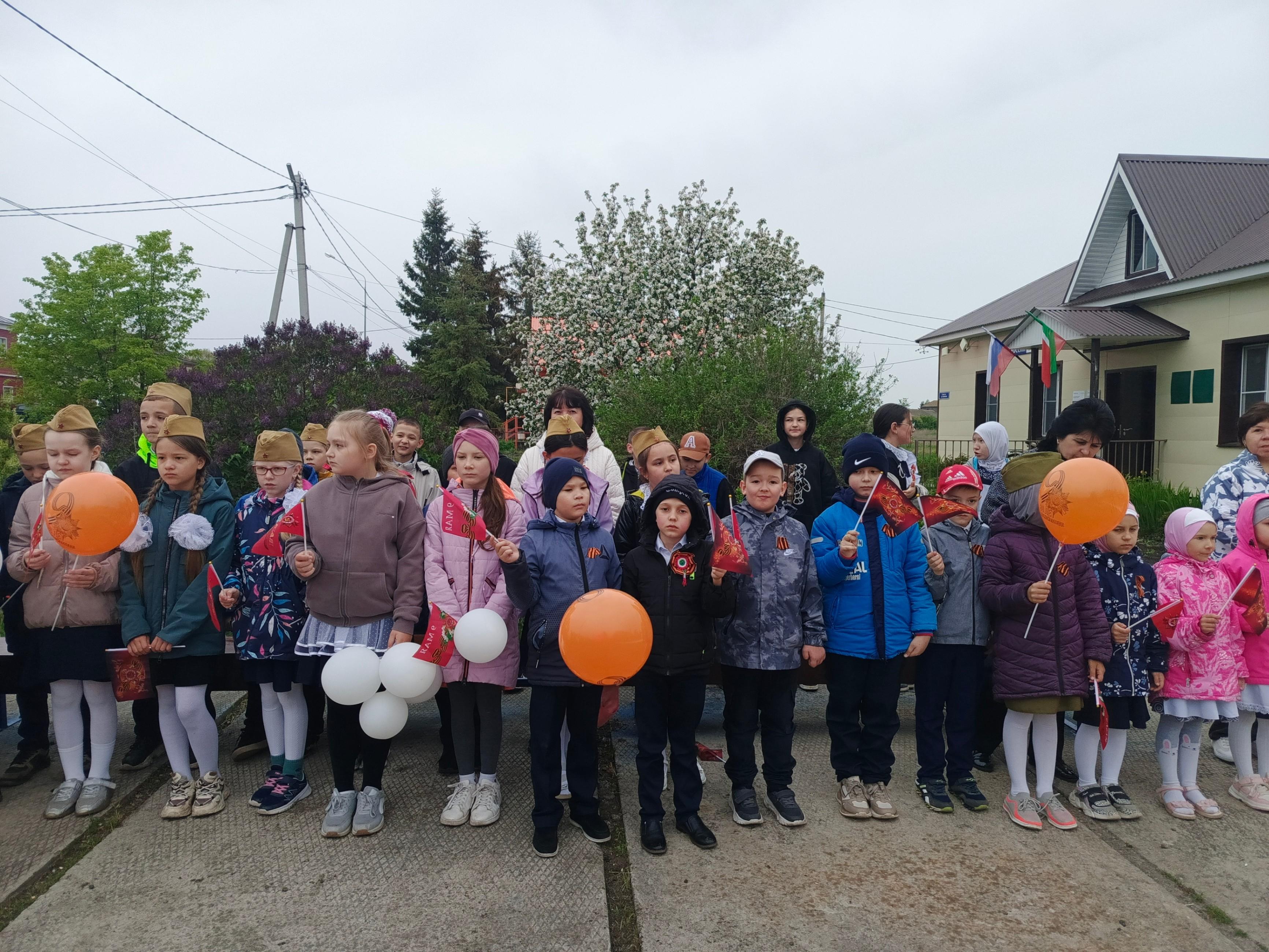 «Первомай шагает по планете»