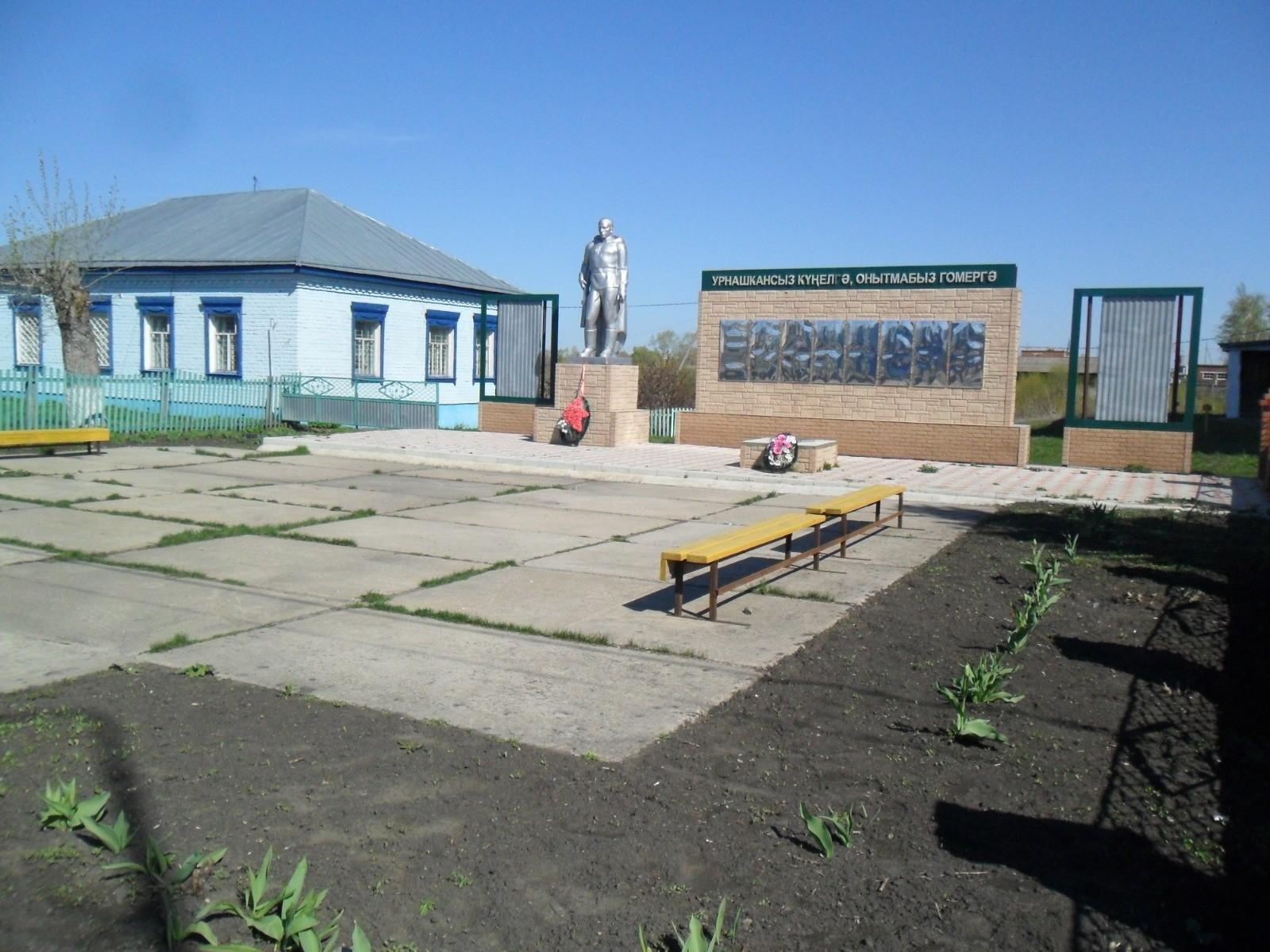 Акция «Память» Уборка и благоустройство территории памятника.