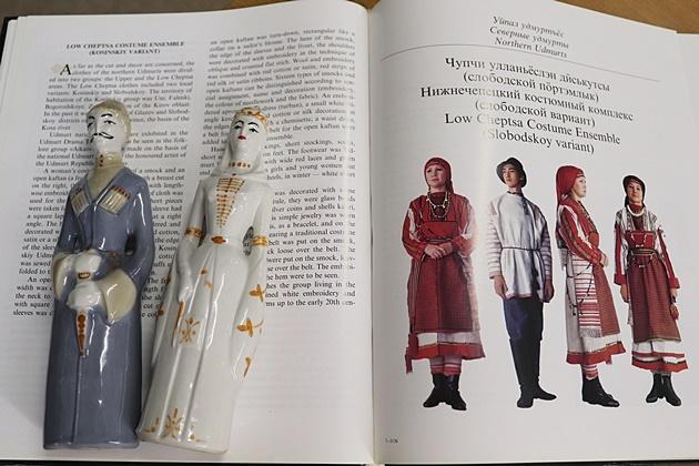Книжно-иллюстративная выставка инсталляция «Национальный костюм»