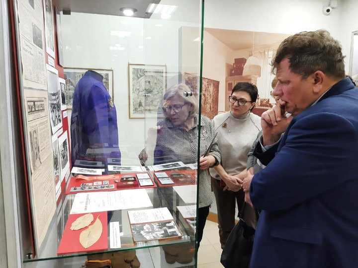 Выставка «90-летию со дня рождения космонавта Олега Макарова посвящается»