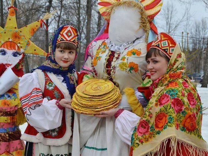 Масленица в русских народных костюмах