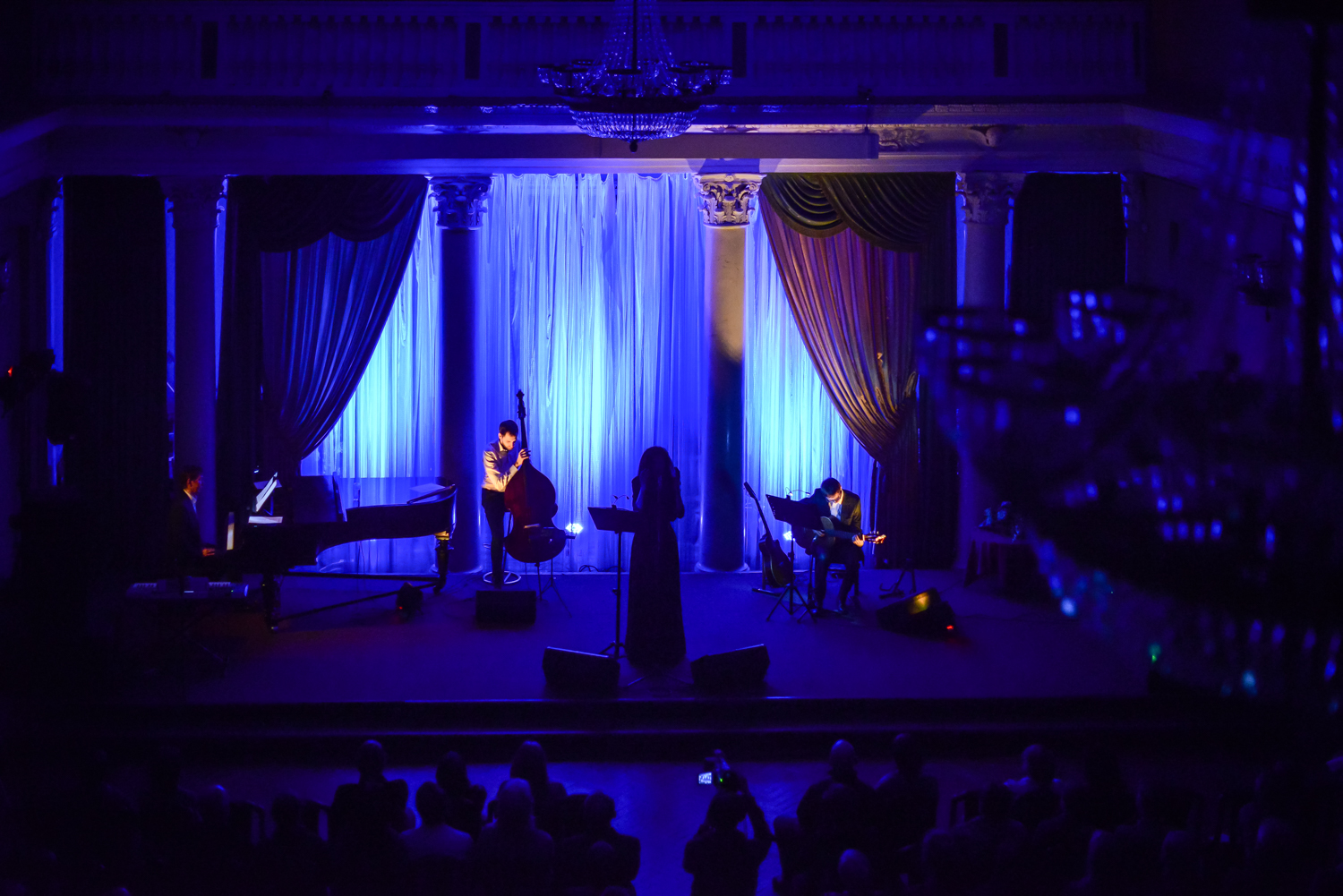 театральный голос.