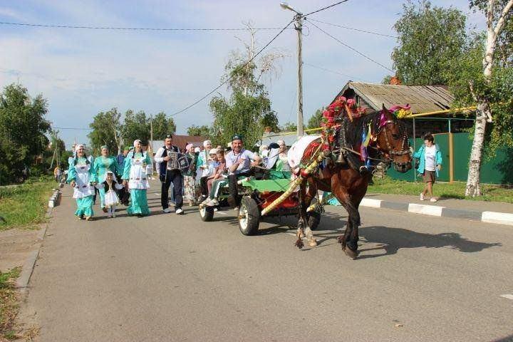 Национальный татарский обряд - сбор подарков на Сабантуй.