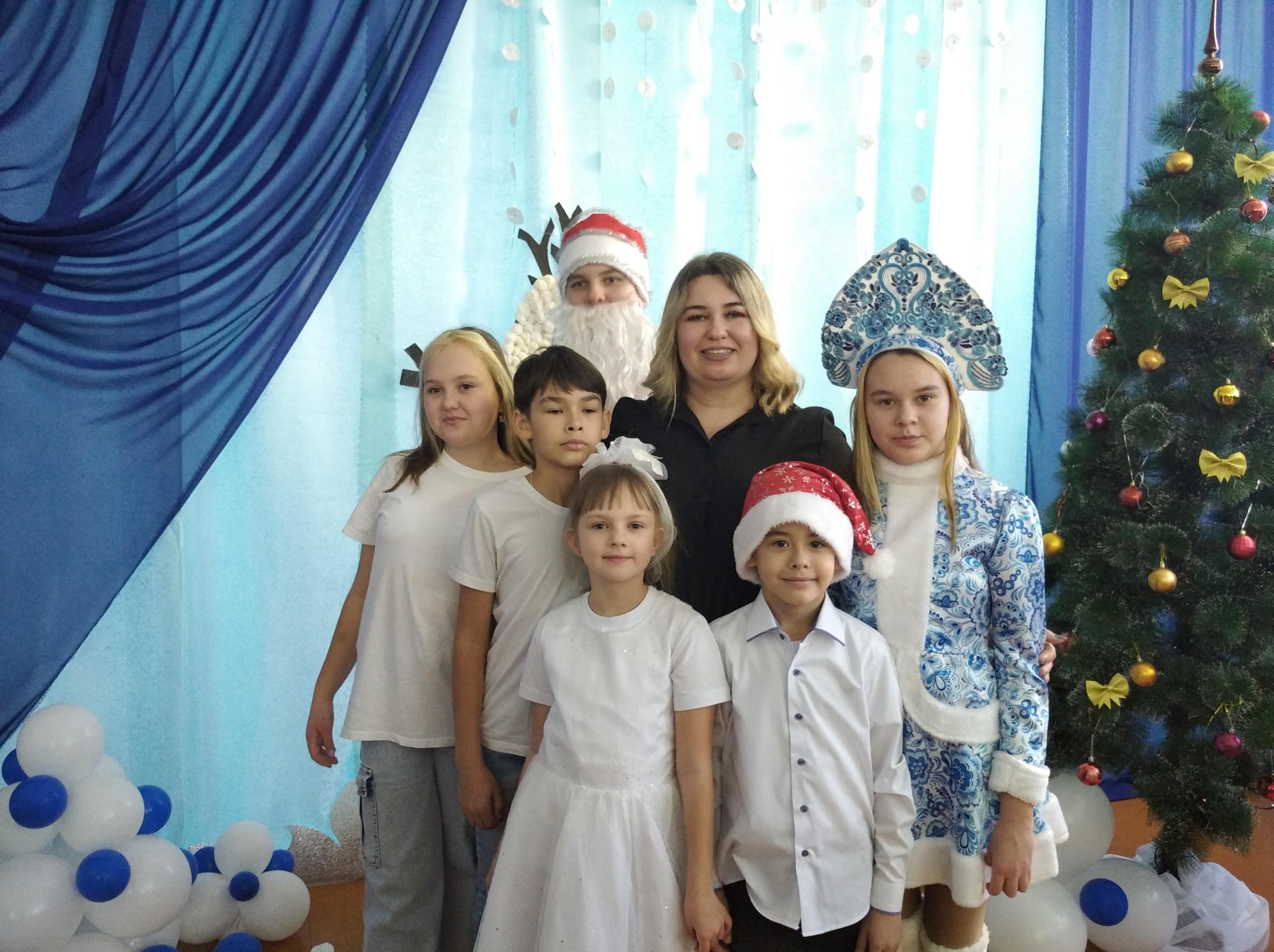 Новогодний праздник «Снег кружиться»