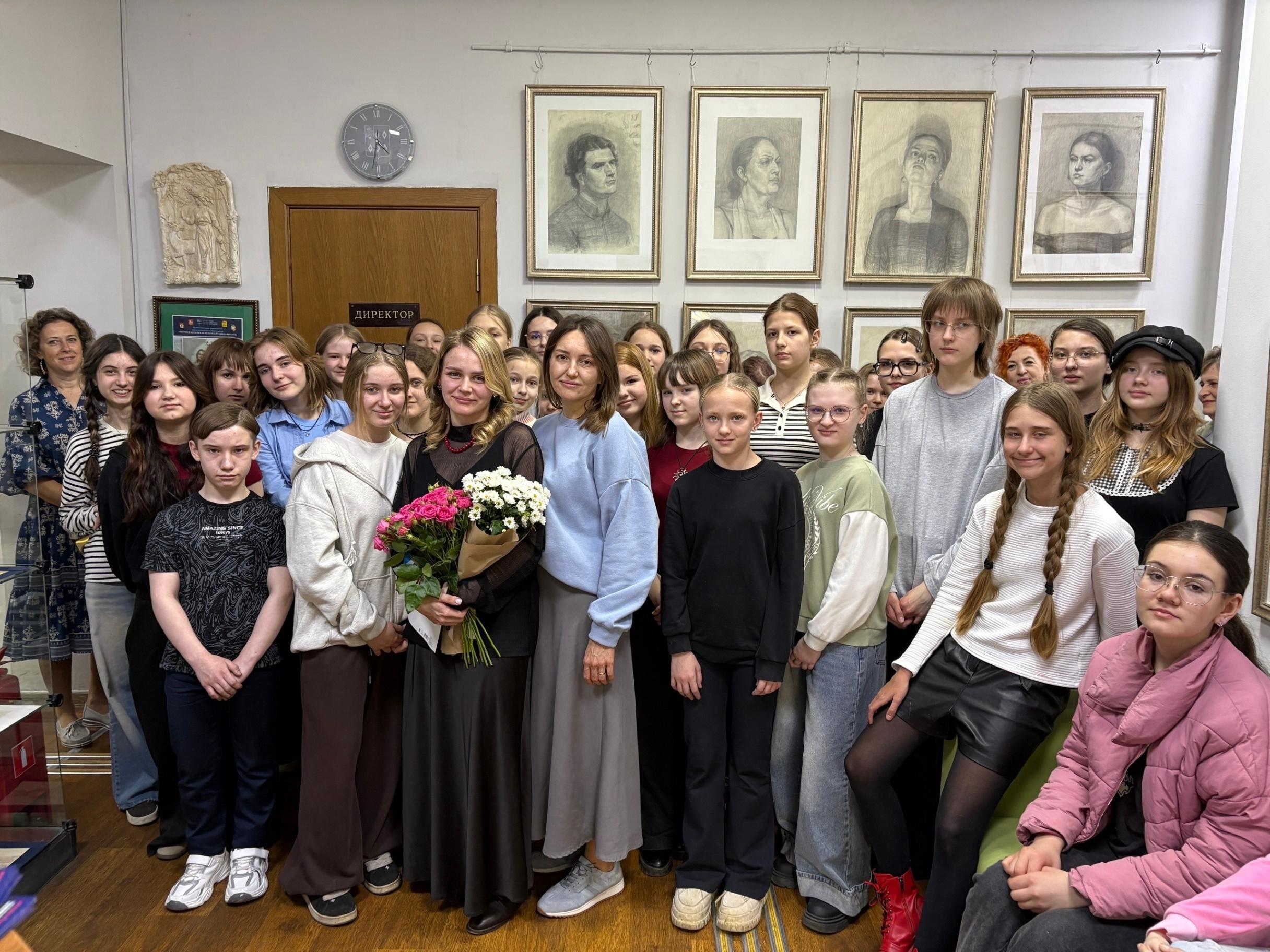 В НДХШ выставка рисунка и скульптуры выпускницы школы Моя первая выставка Берниковой Алины
