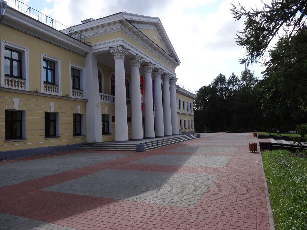 Гатчинский городской. Дом культуры Гатчина. Гатчинский дворец культуры. Гатчинский городской дом культуры. Город Гатчина ДК.