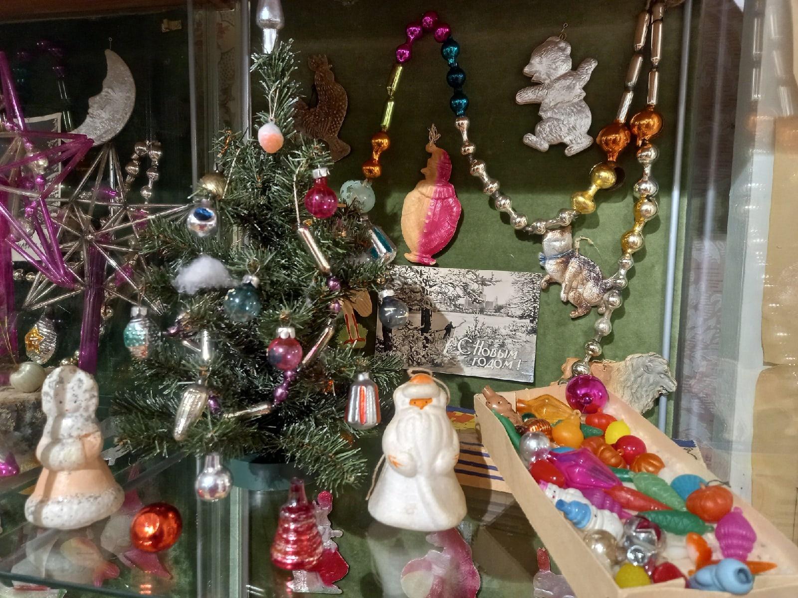 В блеске ёлочных огней.