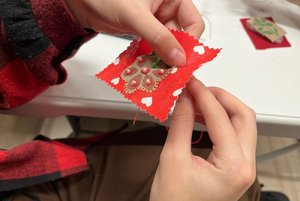 Мастер-класс «Брошь из ткани»