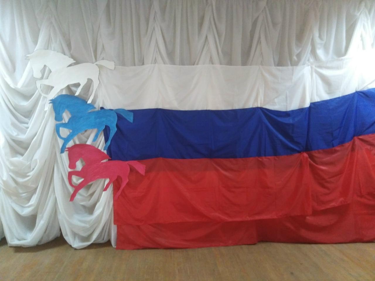 Праздничная программа «Россия в наших сердцах»