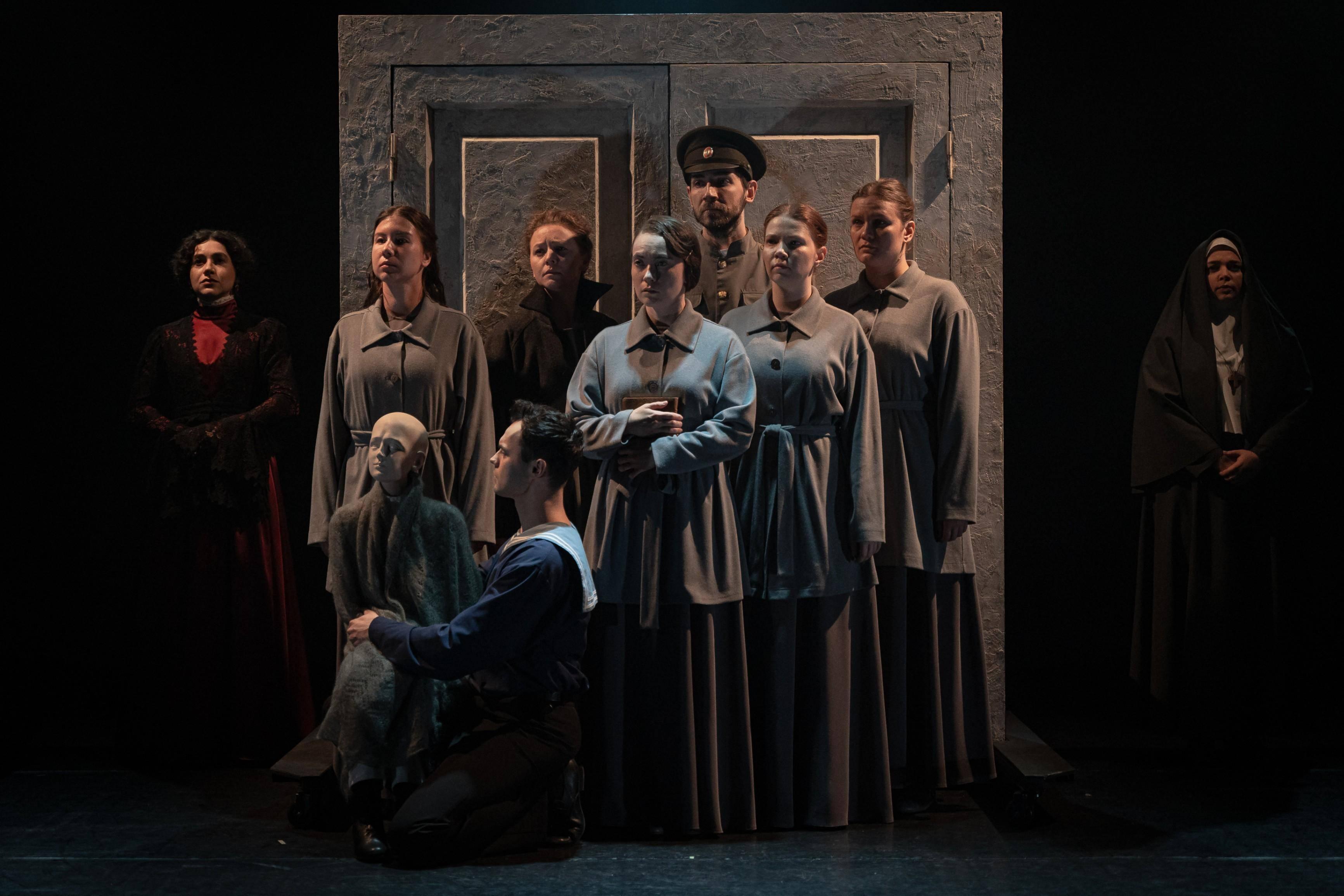 Спектакль «Романовы»