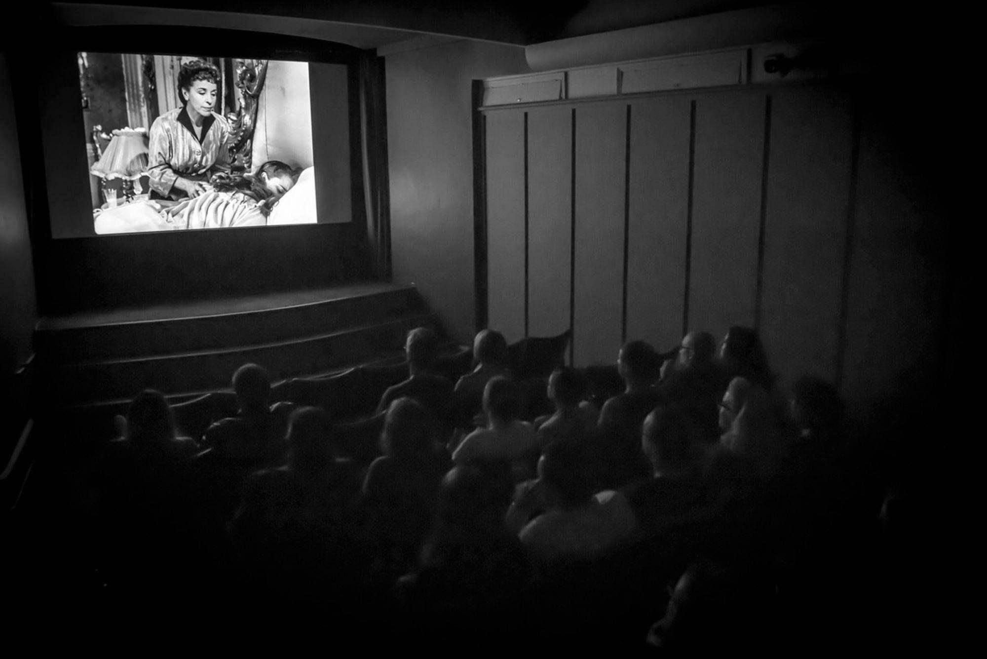 Программа «В пленке той военной – победный май»