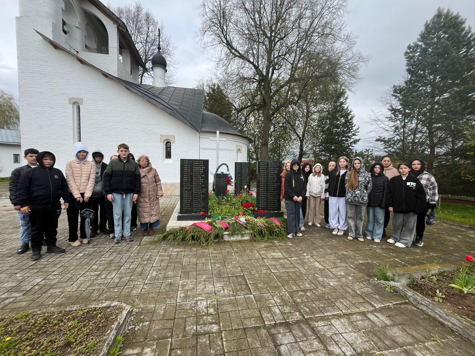 «Память в камне» - экскурсия для школьников по памятникам павшим войнам в ВОВ.