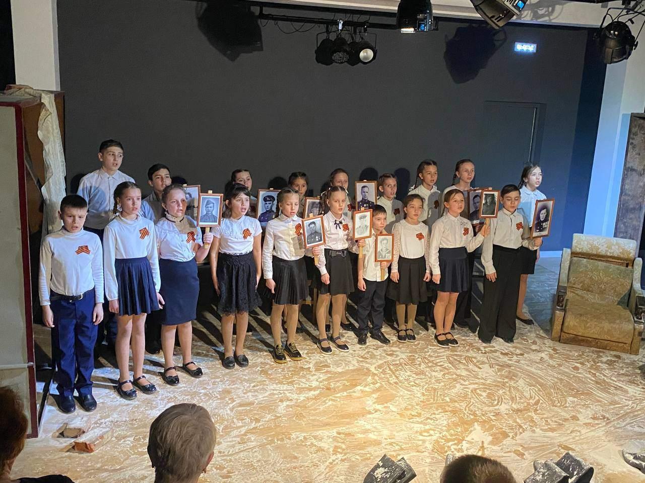 Театрализованное представление «Мама, я дома…»