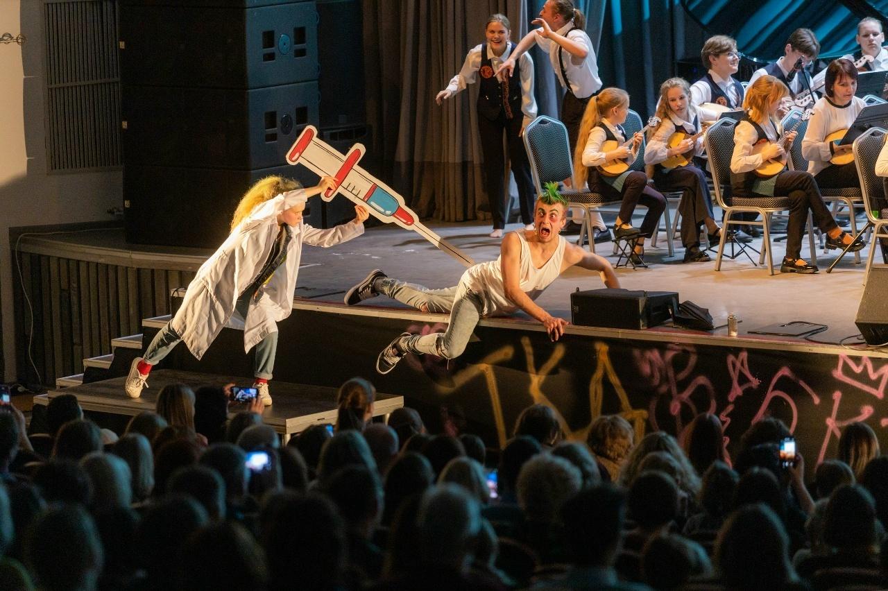 Музыкальный спектакль «Новый год. Время обниматься»