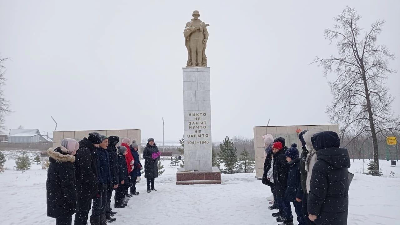 Тематический час посвященный ко Дню неизвестного солдата «Имя солдата неизвестно»