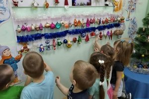 Информационная выставка «История новогодних игрушек из бабушкиного сундука»