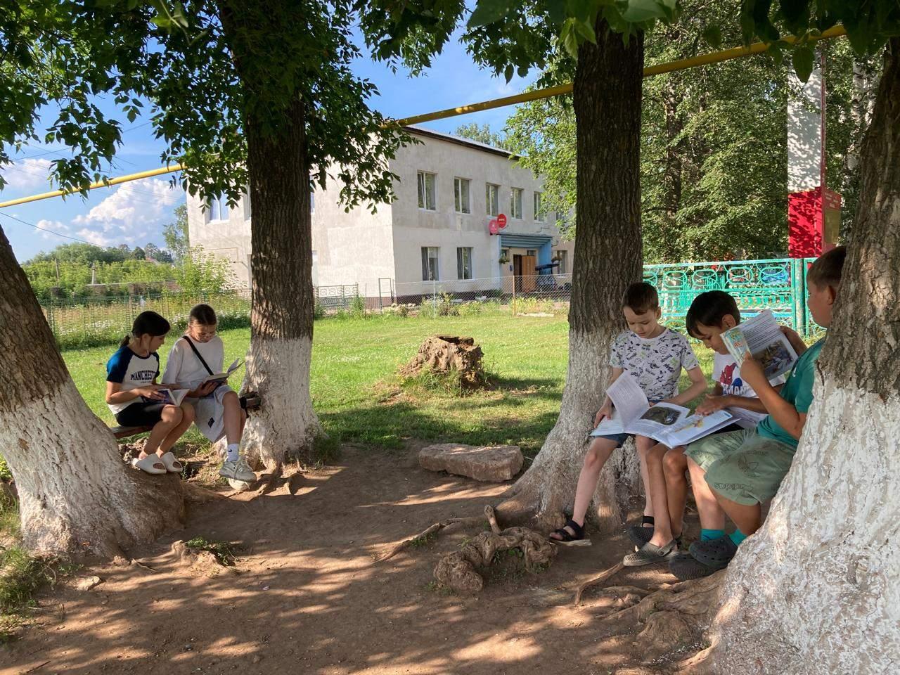 Лето,книга,я-лучшие друзья.
