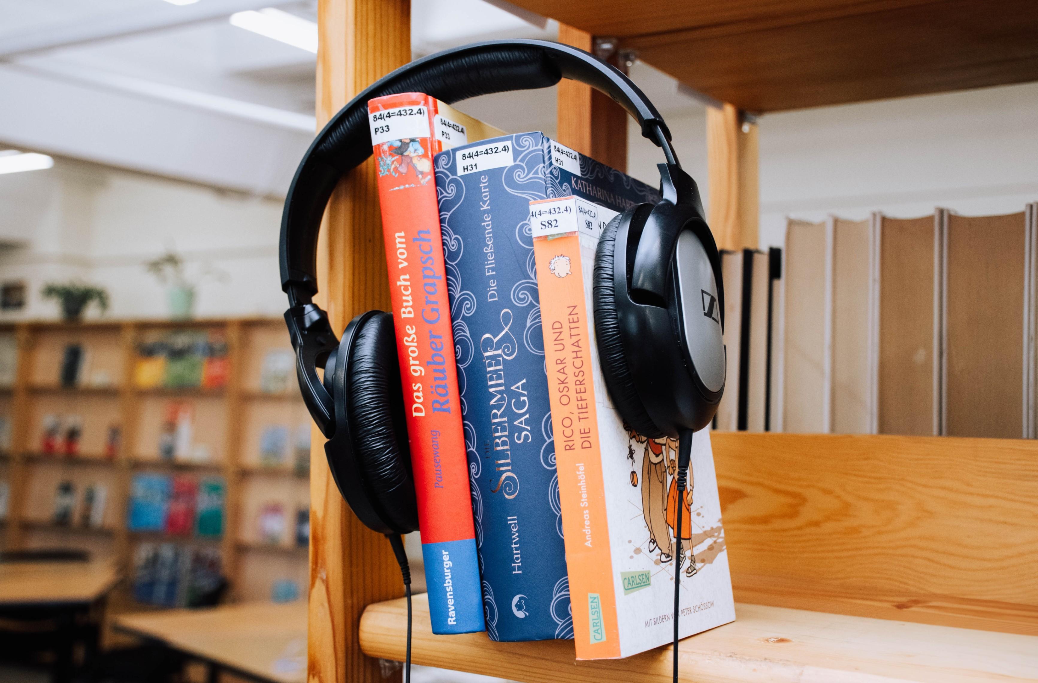 «Музыкальные открытки». Художественная выставка Максима Малых