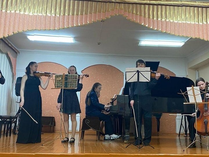 Стихи о городе кирове вятке. Песня про киров. Песня про киров. Песня про киров. Стихи о городе кирове для детей.