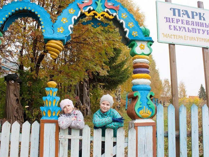 Экспозиции парка деревянных скульптур в деревне Пармайлово