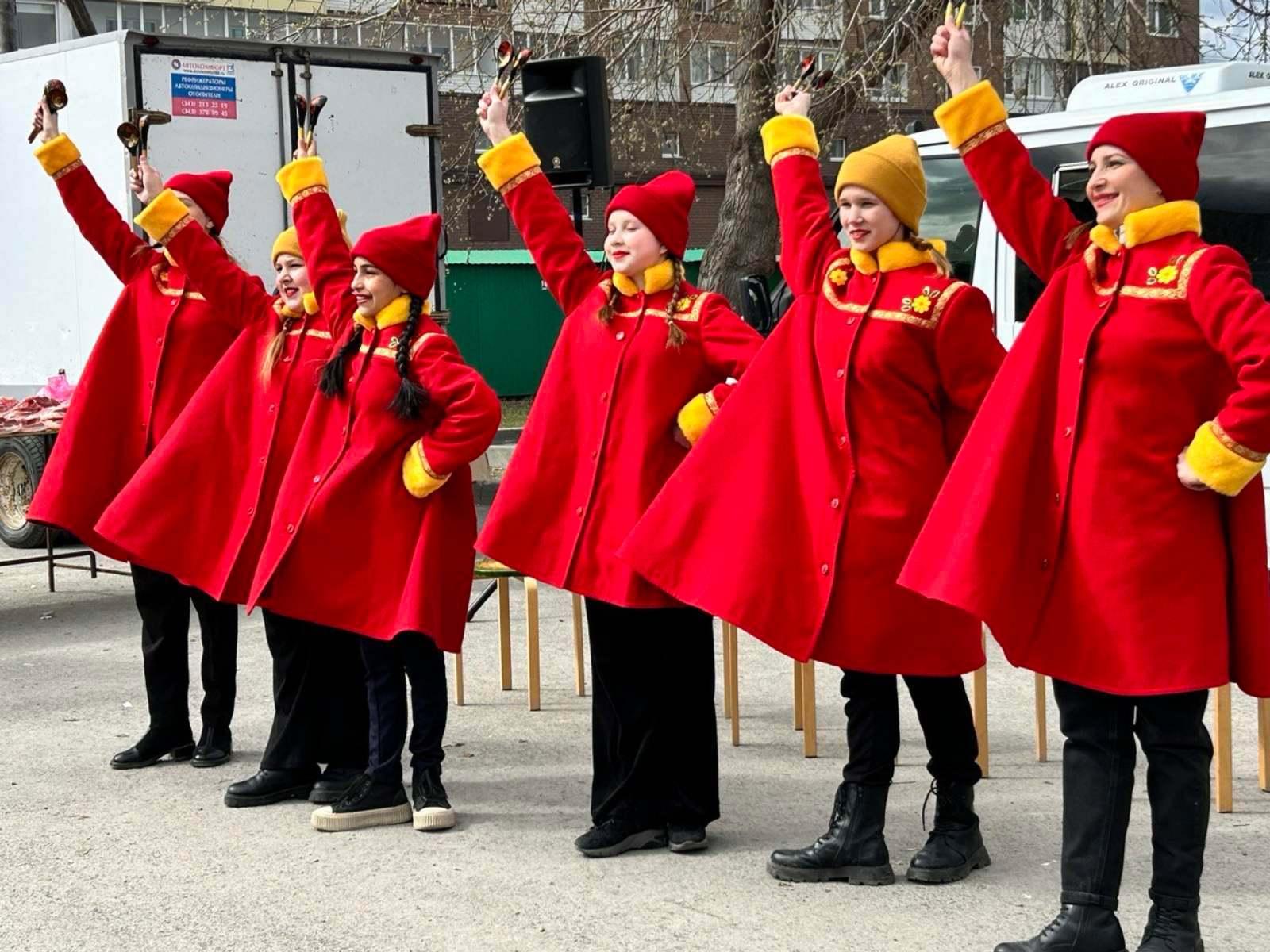 Ярмарка на улице Льва Толстого