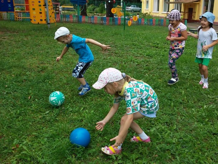 Любую игру с мячом. Эстафеты для детей на улице с мячом. Игры на улице летом. Эстафета Прокати мяч. Дети играют в мяч.