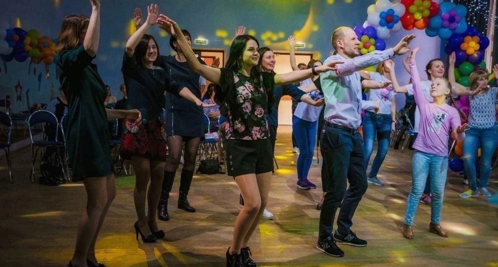 Танцевальная программа «Цветущий май»