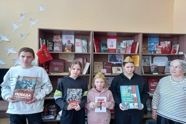 Книжная выставка «Честь и долг: героические страницы в книгах»